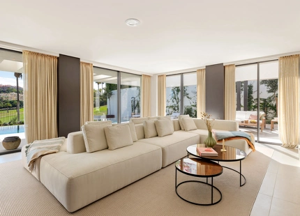 VILLA LUXUOSA CON POSICIÓN EN PRIMERA LINEA DE GOLF EN LOS NARANJOS