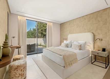 VILLA LUXUOSA CON POSICIÓN EN PRIMERA LINEA DE GOLF EN LOS NARANJOS