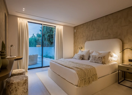 VILLA LUXUOSA CON POSICIÓN EN PRIMERA LINEA DE GOLF EN LOS NARANJOS
