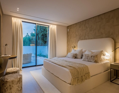 Villa for sale in Los Naranjos, Nueva Andalucia