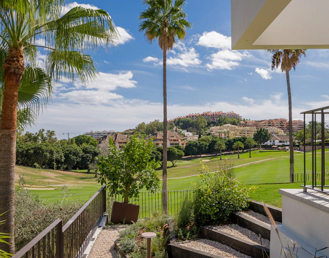 Villa for sale in Los Naranjos, Nueva Andalucia