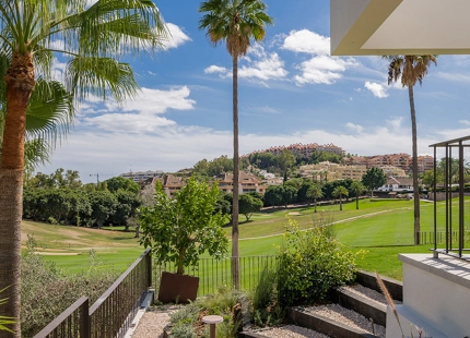 VILLA LUXUOSA CON POSICIÓN EN PRIMERA LINEA DE GOLF EN LOS NARANJOS