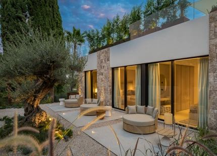VILLA LUXUOSA CON POSICIÓN EN PRIMERA LINEA DE GOLF EN LOS NARANJOS
