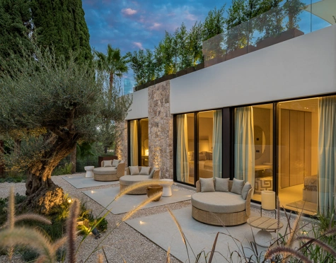 Villa for sale in Los Naranjos, Nueva Andalucia