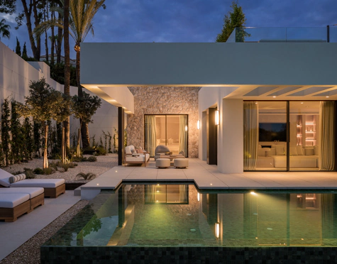 Villa for sale in Los Naranjos, Nueva Andalucia