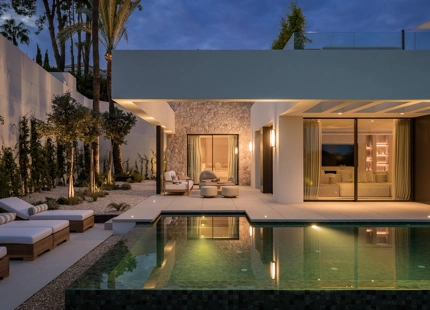 VILLA LUXUOSA CON POSICIÓN EN PRIMERA LINEA DE GOLF EN LOS NARANJOS