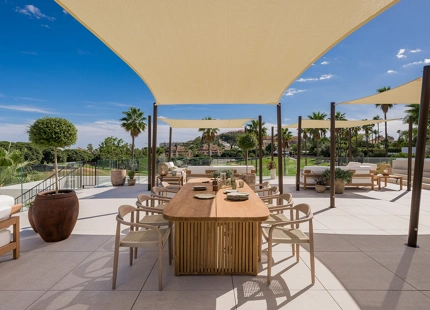 VILLA LUXUOSA CON POSICIÓN EN PRIMERA LINEA DE GOLF EN LOS NARANJOS