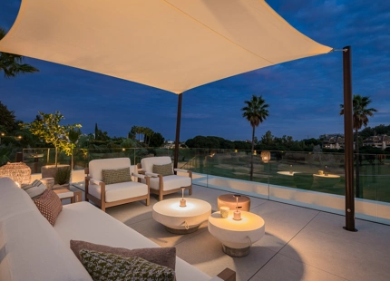 VILLA LUXUOSA CON POSICIÓN EN PRIMERA LINEA DE GOLF EN LOS NARANJOS