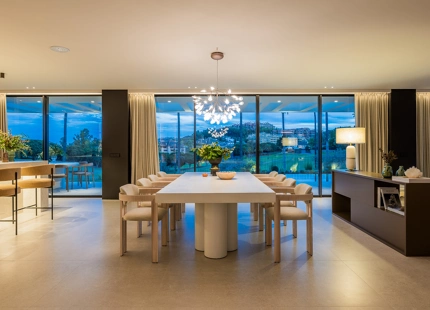 VILLA LUXUOSA CON POSICIÓN EN PRIMERA LINEA DE GOLF EN LOS NARANJOS