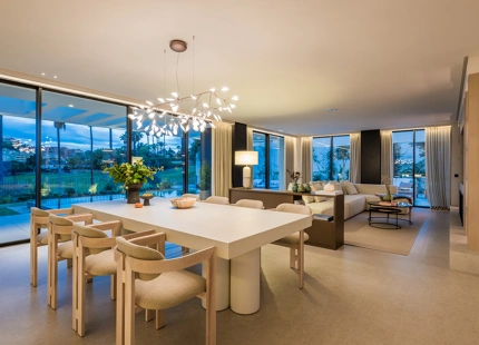VILLA LUXUOSA CON POSICIÓN EN PRIMERA LINEA DE GOLF EN LOS NARANJOS