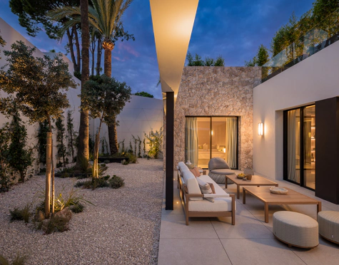 Villa for sale in Los Naranjos, Nueva Andalucia