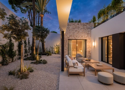 VILLA LUXUOSA CON POSICIÓN EN PRIMERA LINEA DE GOLF EN LOS NARANJOS