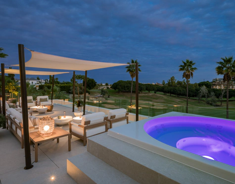 Villa for sale in Los Naranjos, Nueva Andalucia