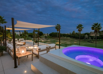 VILLA LUXUOSA CON POSICIÓN EN PRIMERA LINEA DE GOLF EN LOS NARANJOS