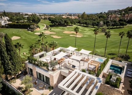 VILLA LUXUOSA CON POSICIÓN EN PRIMERA LINEA DE GOLF EN LOS NARANJOS