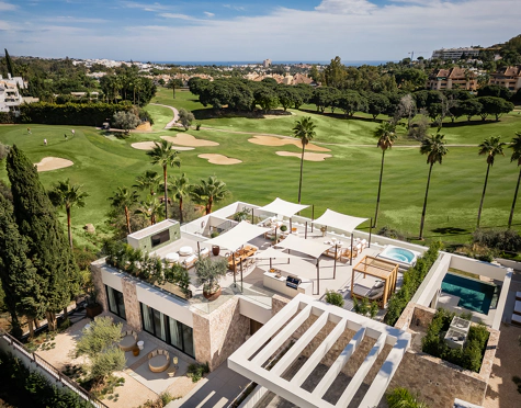 Villa for sale in Los Naranjos, Nueva Andalucia