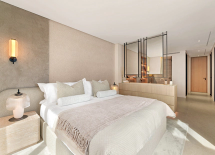 VILLA LUXUOSA CON POSICIÓN EN PRIMERA LINEA DE GOLF EN LOS NARANJOS