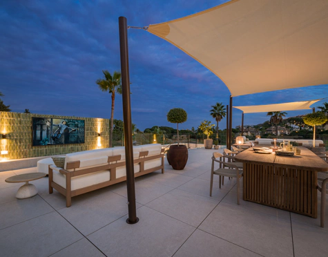 Villa for sale in Los Naranjos, Nueva Andalucia