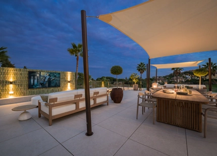 VILLA LUXUOSA CON POSICIÓN EN PRIMERA LINEA DE GOLF EN LOS NARANJOS