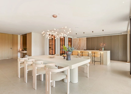 VILLA LUXUOSA CON POSICIÓN EN PRIMERA LINEA DE GOLF EN LOS NARANJOS