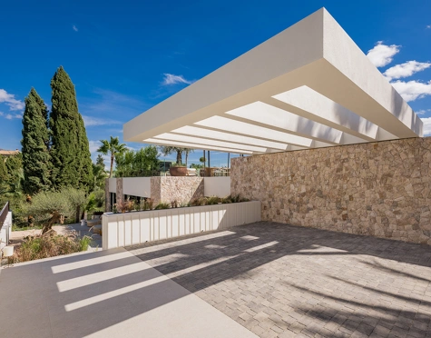 Villa for sale in Los Naranjos, Nueva Andalucia