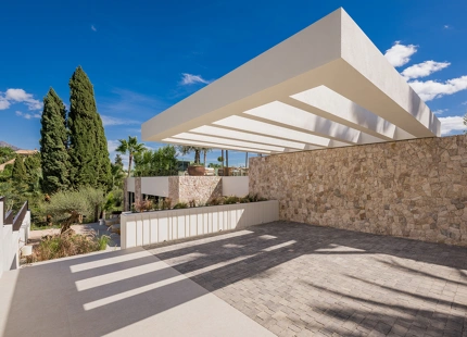 VILLA LUXUOSA CON POSICIÓN EN PRIMERA LINEA DE GOLF EN LOS NARANJOS