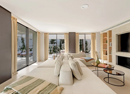 VILLA LUXUOSA CON POSICIÓN EN PRIMERA LINEA DE GOLF EN LOS NARANJOS