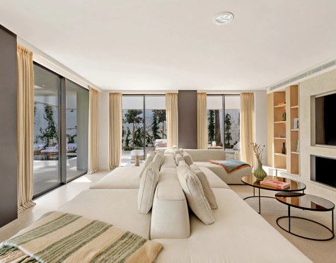 Villa for sale in Los Naranjos, Nueva Andalucia
