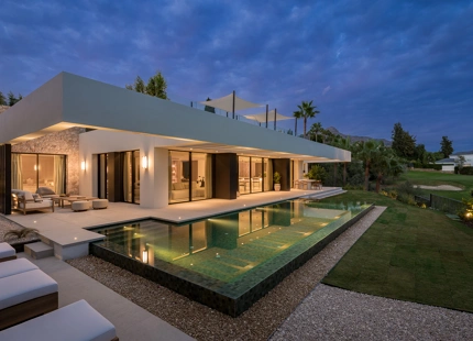 VILLA LUXUOSA CON POSICIÓN EN PRIMERA LINEA DE GOLF EN LOS NARANJOS