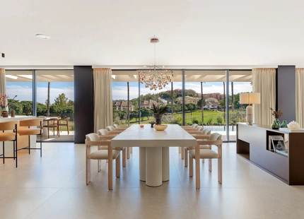 VILLA LUXUOSA CON POSICIÓN EN PRIMERA LINEA DE GOLF EN LOS NARANJOS