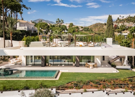 VILLA LUXUOSA CON POSICIÓN EN PRIMERA LINEA DE GOLF EN LOS NARANJOS