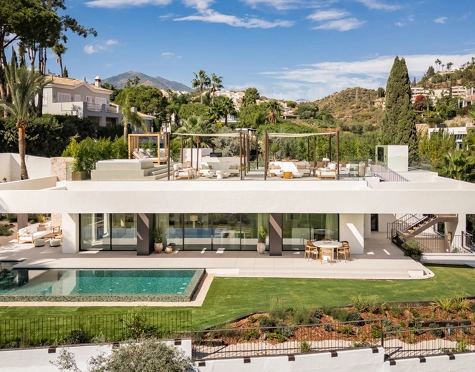 Villa for sale in Los Naranjos, Nueva Andalucia