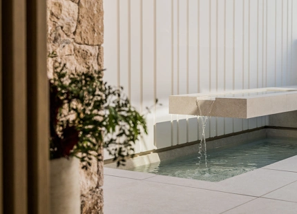 VILLA LUXUOSA CON POSICIÓN EN PRIMERA LINEA DE GOLF EN LOS NARANJOS