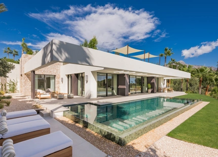 VILLA LUXUOSA CON POSICIÓN EN PRIMERA LINEA DE GOLF EN LOS NARANJOS