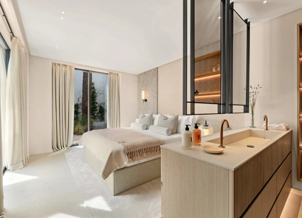 VILLA LUXUOSA CON POSICIÓN EN PRIMERA LINEA DE GOLF EN LOS NARANJOS