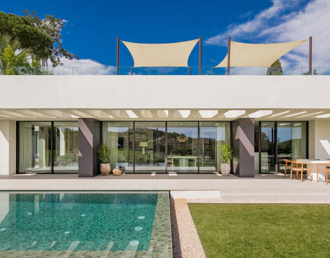 Villa for sale in Los Naranjos, Nueva Andalucia