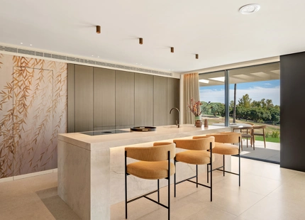VILLA LUXUOSA CON POSICIÓN EN PRIMERA LINEA DE GOLF EN LOS NARANJOS