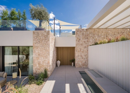 VILLA LUXUOSA CON POSICIÓN EN PRIMERA LINEA DE GOLF EN LOS NARANJOS