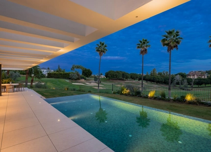 VILLA LUXUOSA CON POSICIÓN EN PRIMERA LINEA DE GOLF EN LOS NARANJOS