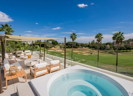 VILLA LUXUOSA CON POSICIÓN EN PRIMERA LINEA DE GOLF EN LOS NARANJOS