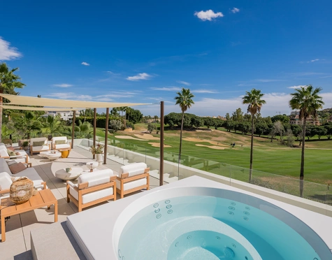 Villa for sale in Los Naranjos, Nueva Andalucia
