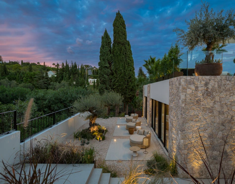 Villa for sale in Los Naranjos, Nueva Andalucia
