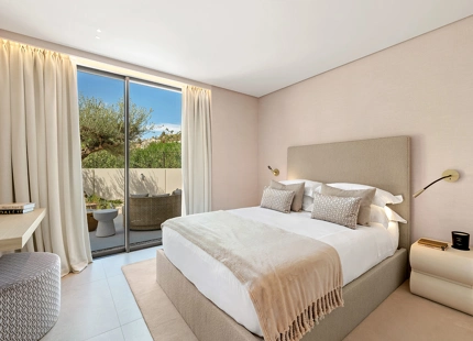 VILLA LUXUOSA CON POSICIÓN EN PRIMERA LINEA DE GOLF EN LOS NARANJOS