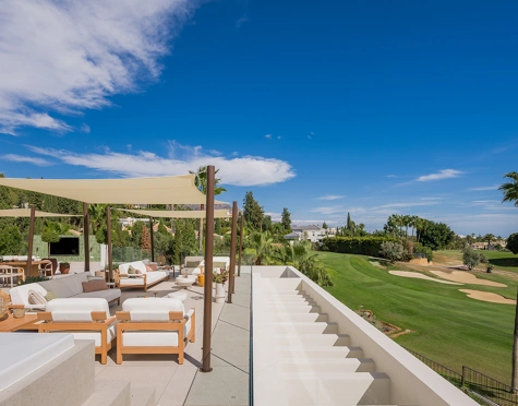 Villa for sale in Los Naranjos, Nueva Andalucia