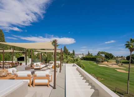VILLA LUXUOSA CON POSICIÓN EN PRIMERA LINEA DE GOLF EN LOS NARANJOS