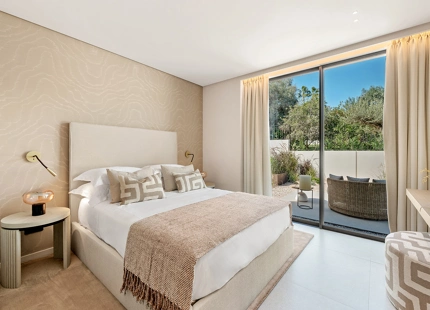 VILLA LUXUOSA CON POSICIÓN EN PRIMERA LINEA DE GOLF EN LOS NARANJOS