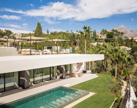 Villa for sale in Los Naranjos, Nueva Andalucia