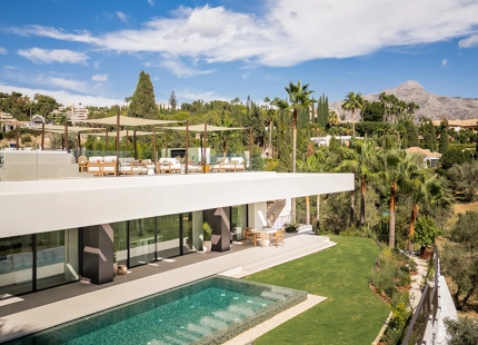 VILLA LUXUOSA CON POSICIÓN EN PRIMERA LINEA DE GOLF EN LOS NARANJOS