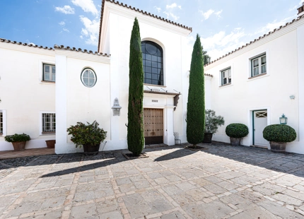 VILLA ENCANTADORA EN MARBELLA CON DISEÑO ELEGANTE
