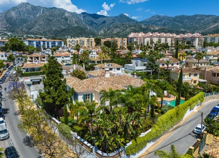 VILLA ENCANTADORA EN MARBELLA CON DISEÑO ELEGANTE